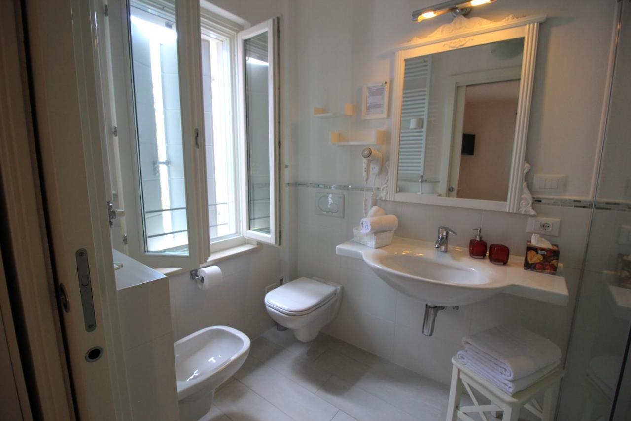 Rooms Il Punto Песк'єра-дель-Гарда Екстер'єр фото